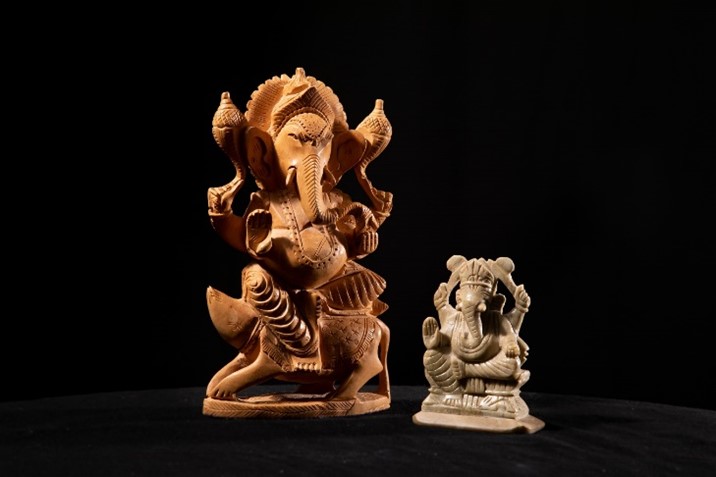 Hindulaisia esineitä ja symboleja.