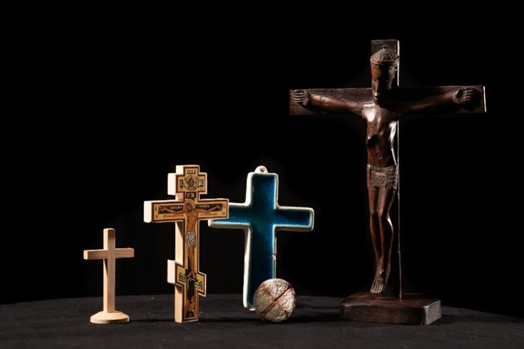 Kristinuskon esineitä ja symboleja kuten krusifiksi ja risti.