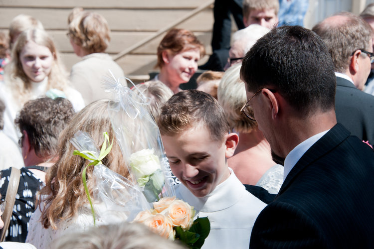 Nuoria onnitellaan kirkon pihalla konfirmaation jälkeen.