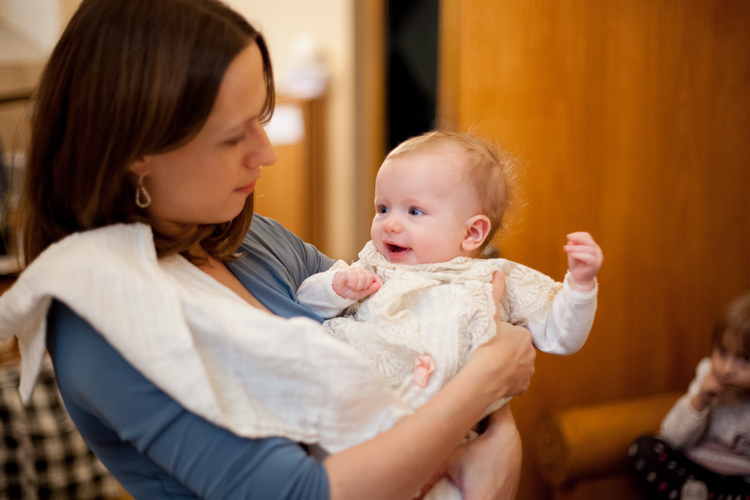 Mamma med flicka i dopkolt