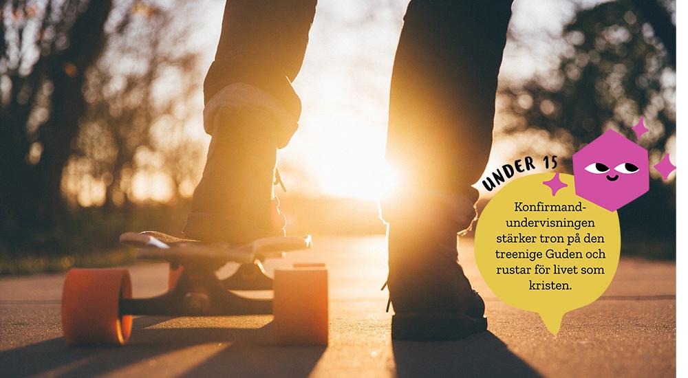 En skateboard och fötter i solnedgången