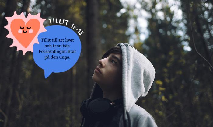 En ung person med munkjacka i skogen