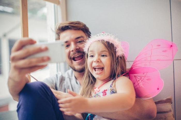 En vuxen och ett barn tar en selfie tillsammans