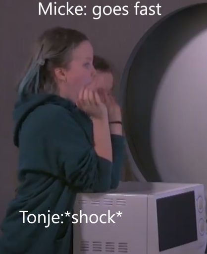 Bild på flicka som är förvånad och texten: Micke goes fast. Tonje shock.