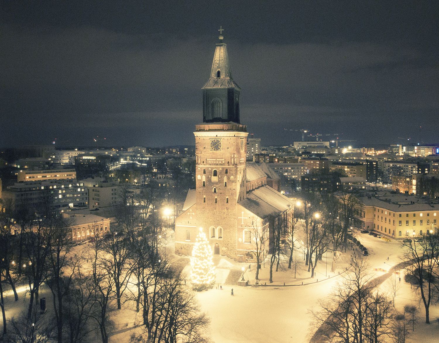 4. adventtisunnuntain messu Turun Tuomiokirkossa Jouluinen Tuomiokirkko juhlavalaistuksessa kuvattuna ulkoa, kuva Veijo Lindgren