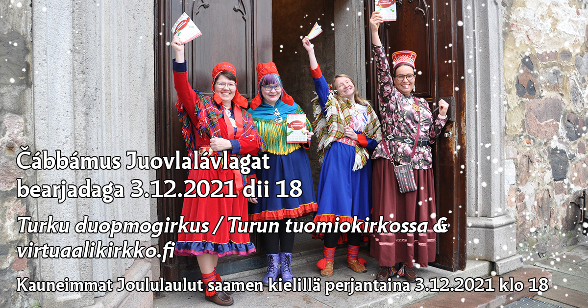 Saamenkieliset Kauneimmat Joululaulut / Čábbámus Juovlalávlagat Neljä hymyilevää naista värikkäissä saamenpuvuissa Tuomiokirkon ovella lauluvihot käsissään