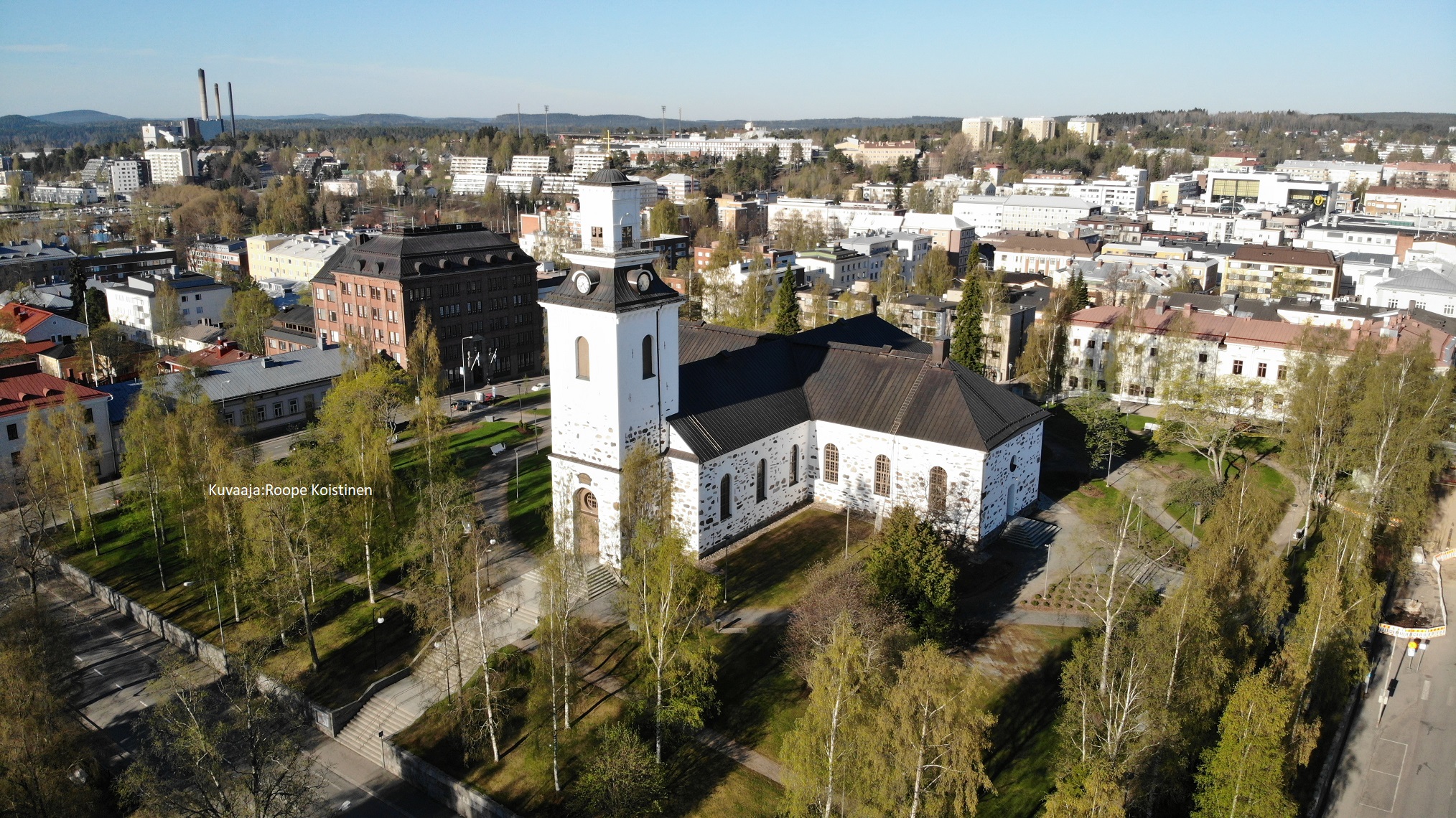 Luentotilaisuus: Kirkko kasvavassa kaupungissa Kuopion tuomiokirkko ilmasta kuvattuna ja kerrostaloja ympärillä.