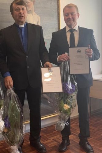 Vuoden 2019 palkitut johtava nuorisotyönohjaaja Juha Pitkä Tuusulan seurakunnasta ja lehtori Sami Ritokoski Diakista