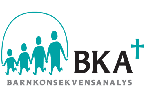 Logo för Barnkonsekvensanalys Fyra barn står bredvid varandra