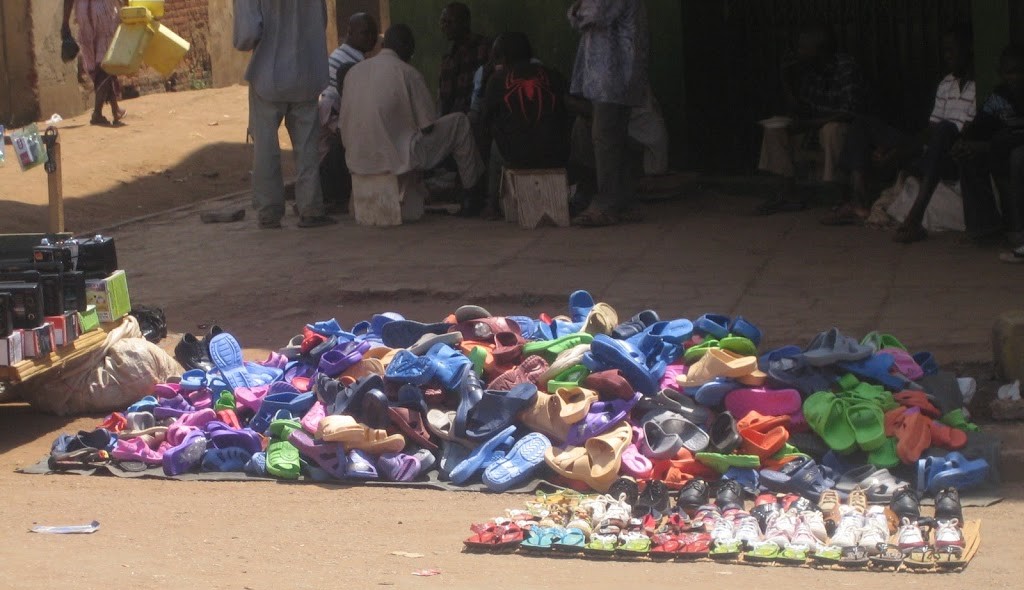 Erivärisiä kenkiä kadunvarsimyynnissä Tansaniassa