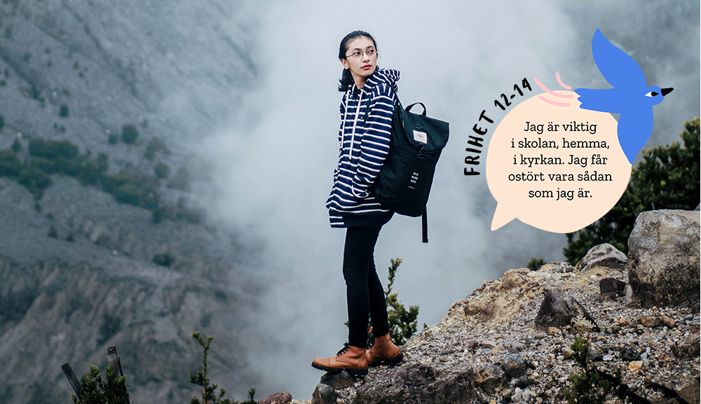 En flicka med ryggsäck står på en klippa. I bakgrunden dimma och natur. I höger hörn en pratbubbla.