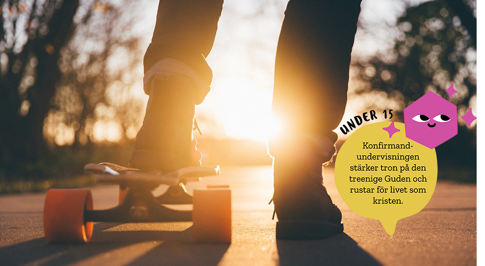 Två ben, ett står på en skateboard. solen lyser mellan benen. I högra hörnet en pratbubbla.