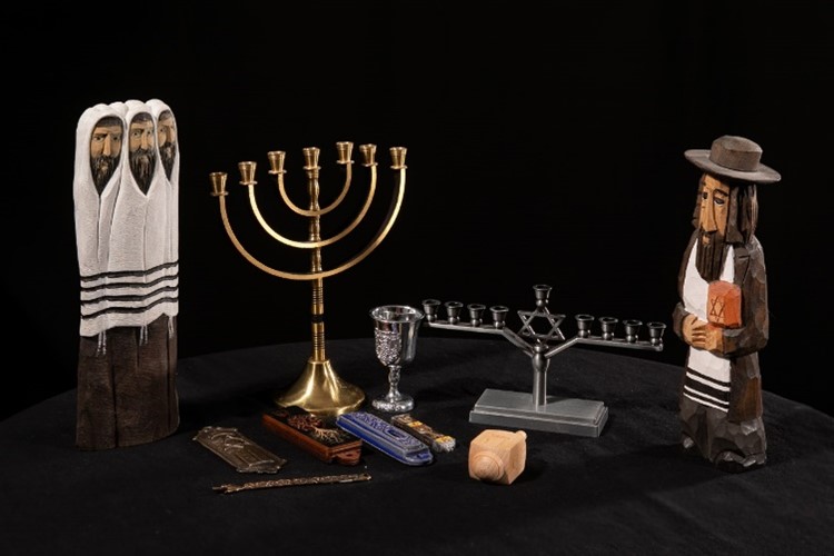 Två judiska ljusstakar och några andra judiska föremål.