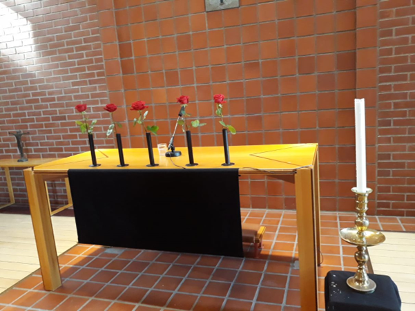 Fem rosor på ett altare.