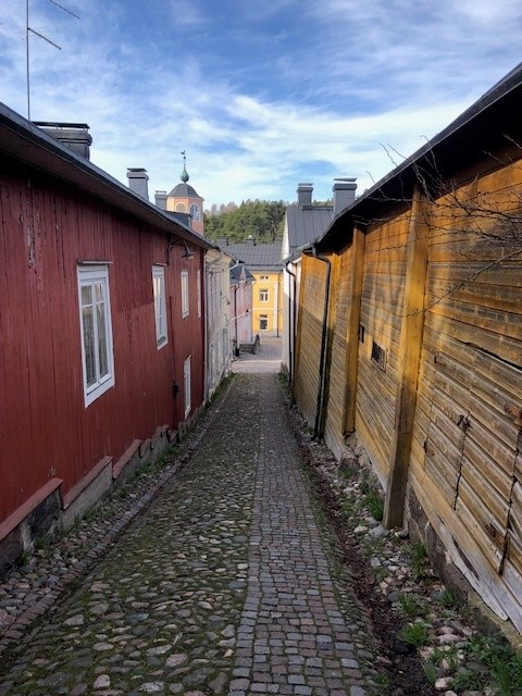 En smal gränd i gamla stan i Borgå. Gamla hus på vardera sidan.