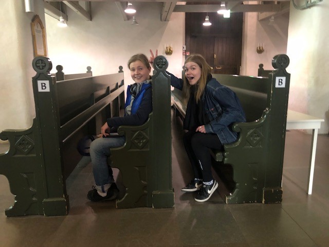 Två glada ungdomar i Borgå domkyrka. De har just spelat in filmen Bakelser om Borgå stift och ser därför avslappnade ut.