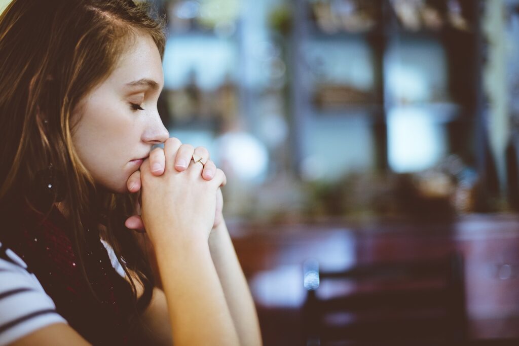 Nuori nainen rukoilee