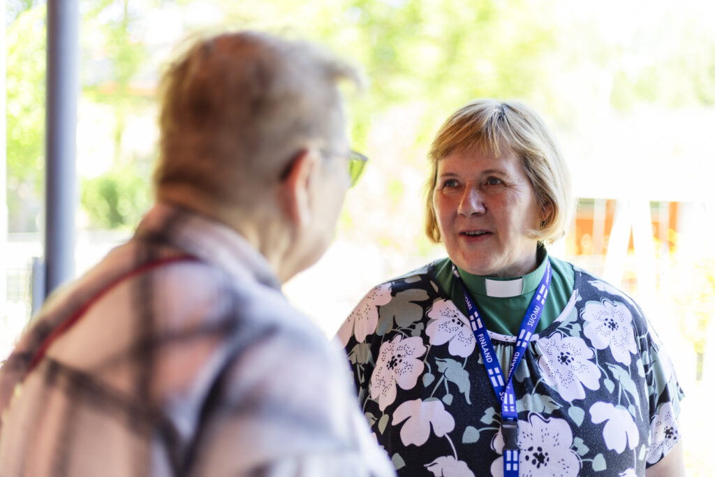 Diakoni keskustelee asiakkaan kanssa.