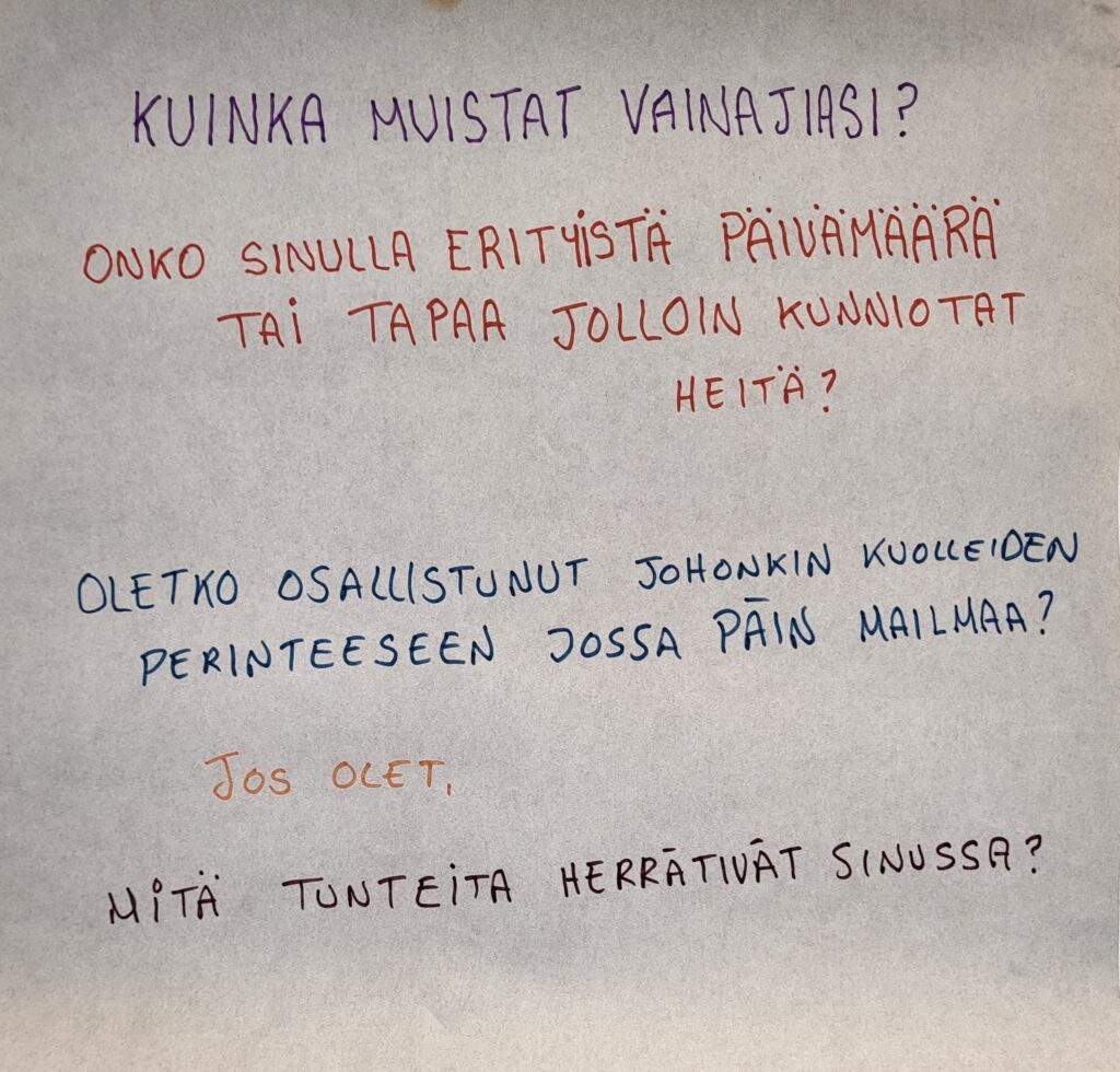 Paperilappu jossa on käsinkirjoitettuja kysymyksiä kuolemasta.