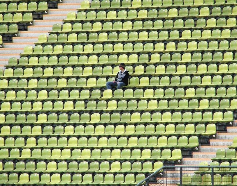 Stadionin katsomossa istuu vain yksi henkilö.