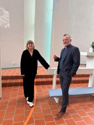 Kouluttaja Marjukka Laukkanen ja piispa JAri Jolkkkonen.