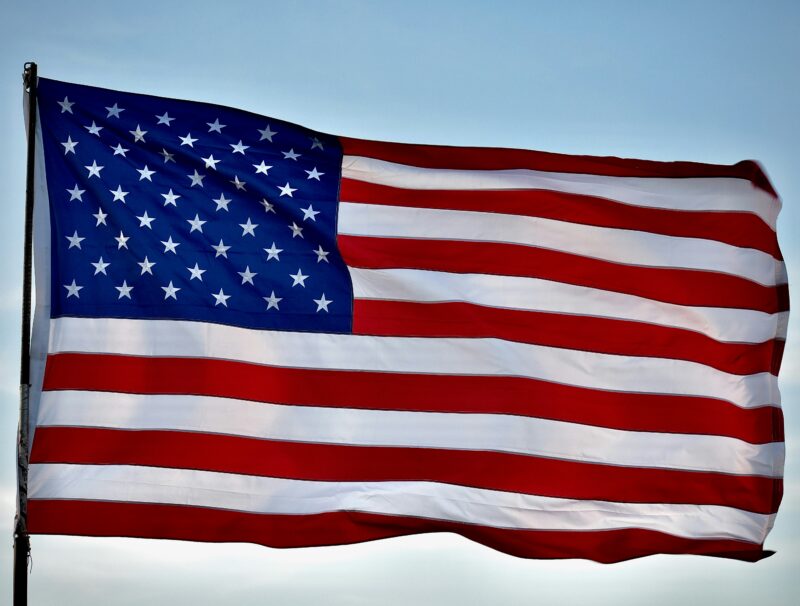 USA:s flagga vajar mot en blå himmel.