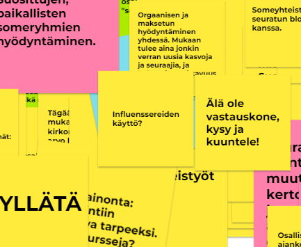 Värikkäitä post-it lappuja kasassa.