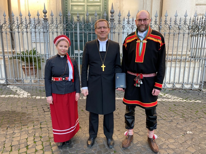 Mari Valjakka, Jukka Keskitalo ja Huomo Huusko Vatikaanissa.