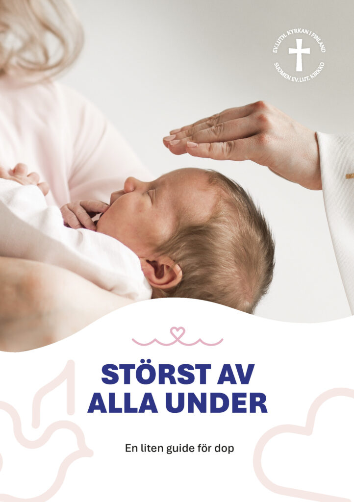 En baby ifamnen på en förälder och en hand som välsignar babyn.