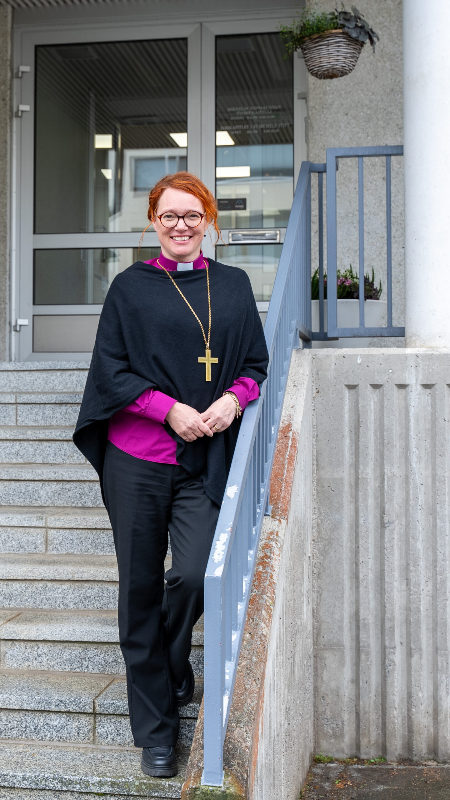 Piispa Mari Parkkinen Mikkelin tuomiokapitulin portailla.