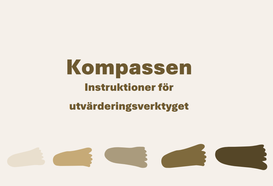 Ett kort med ljusbrun bakgrund med texten Kompassen och längst ner fem fotsteg.