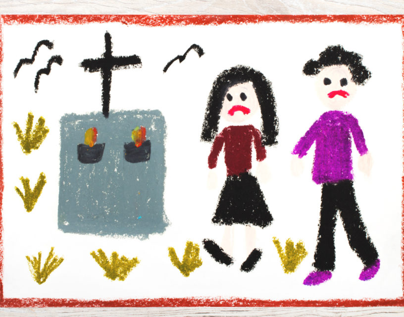 Barns kritteckning av två ledsna människor som står vid en gravsten.