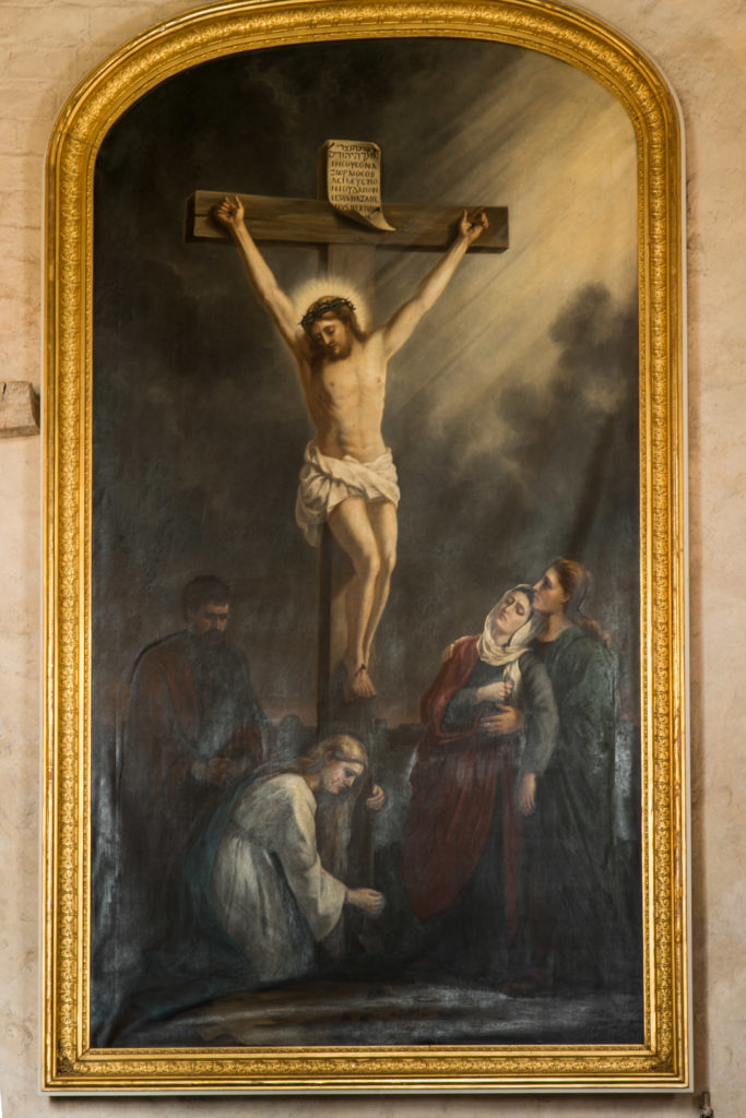 En altartavla som föreställer Jesus på korset.