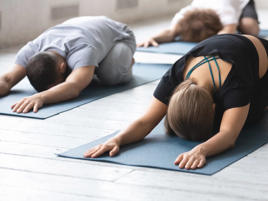 En grupp människor gör avslappnande yoga.