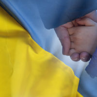 Ukrainan lippu ja kädet.