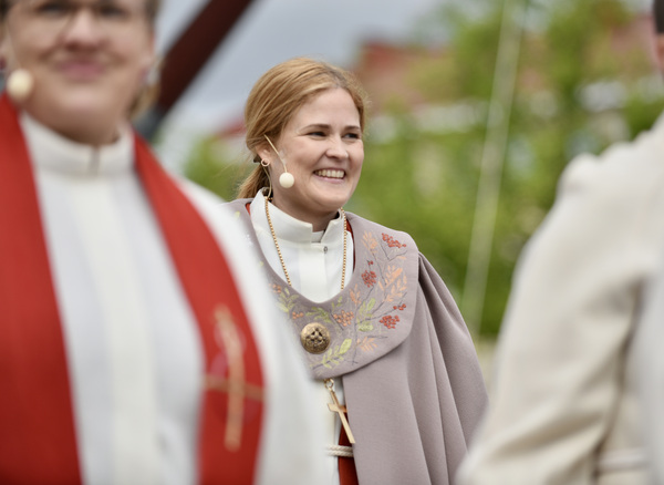 Kuvan keskellä piispa Mari Leppänen.