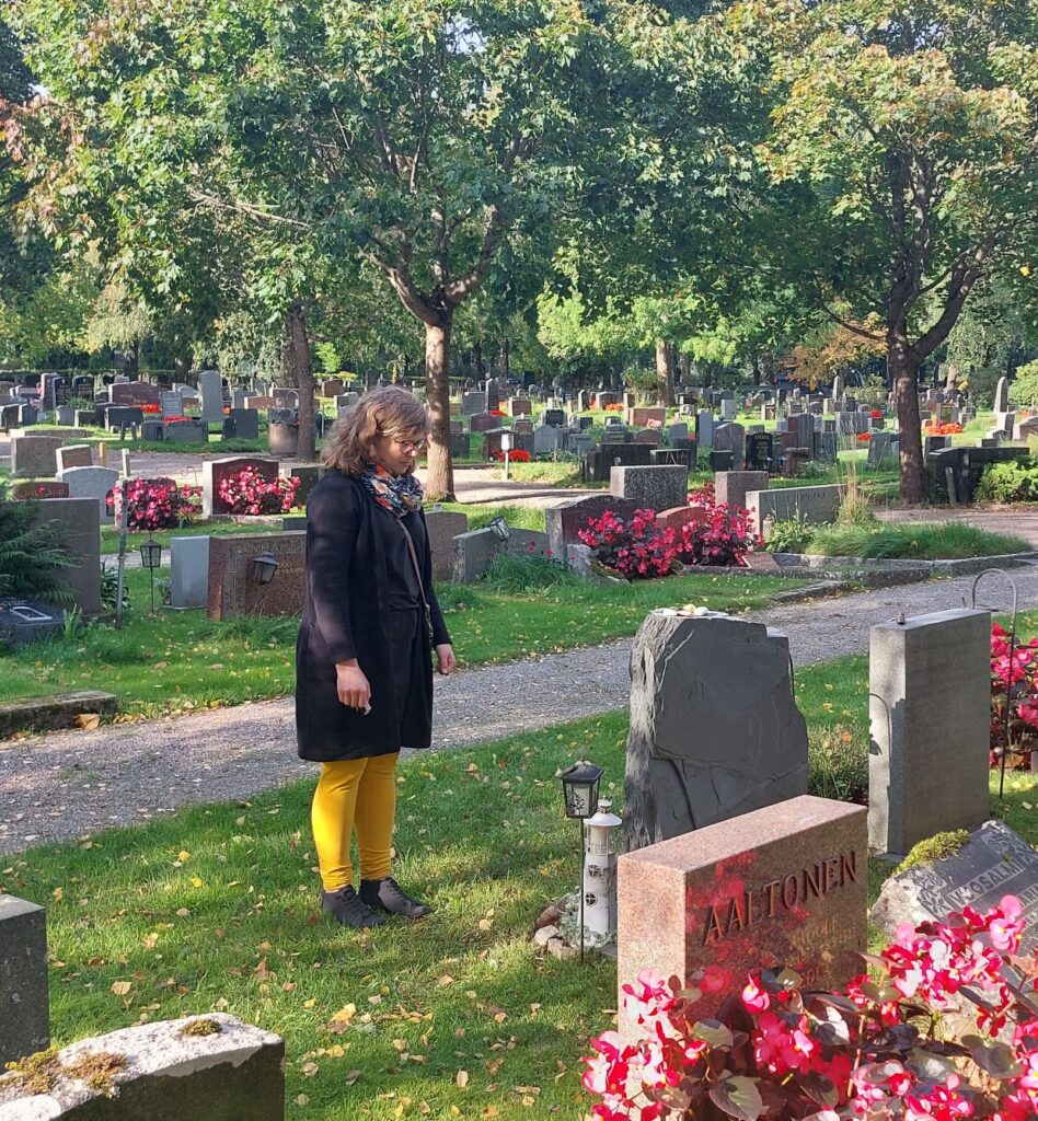 Katri Toikka seisoo poikansa haudalla. 
