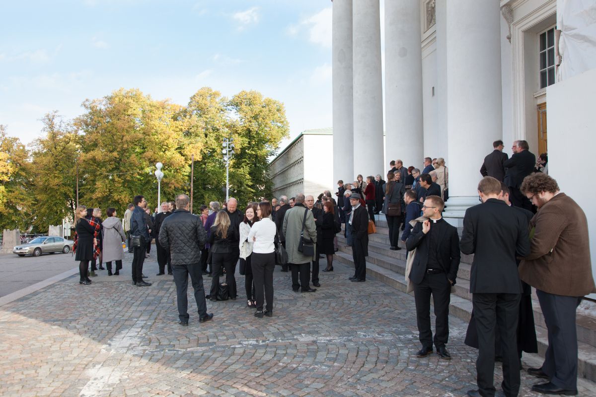 Ihmisiä portaiden edessä.