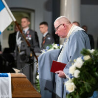 Biskop emeritus Eero Huovinen vod president Martti Ahtisaaris kista i Helsingfors domkyrka.