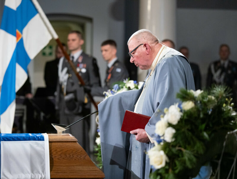 Biskop emeritus Eero Huovinen vod president Martti Ahtisaaris kista i Helsingfors domkyrka.