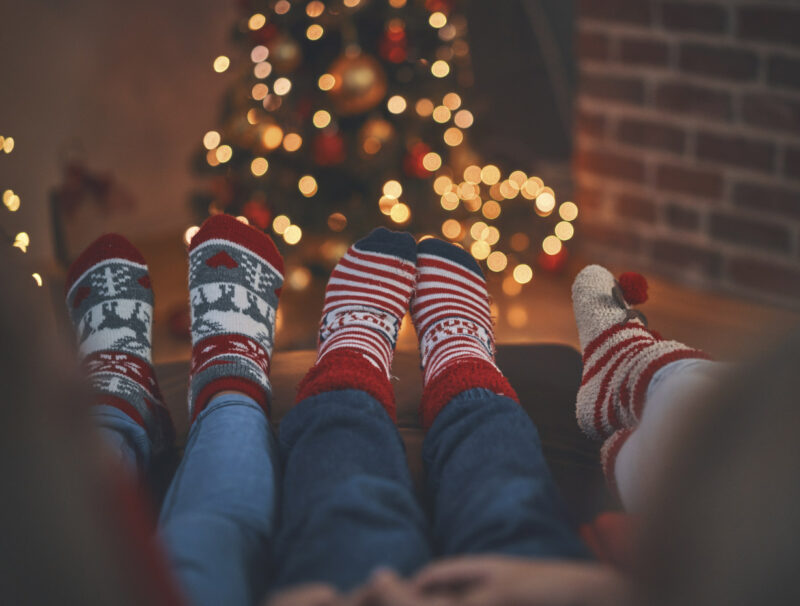 Perhe joulusukat jalassa