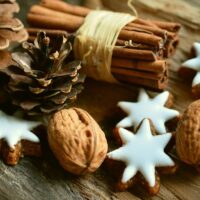 kanelit ja pähkinät, joulun tähtiä.