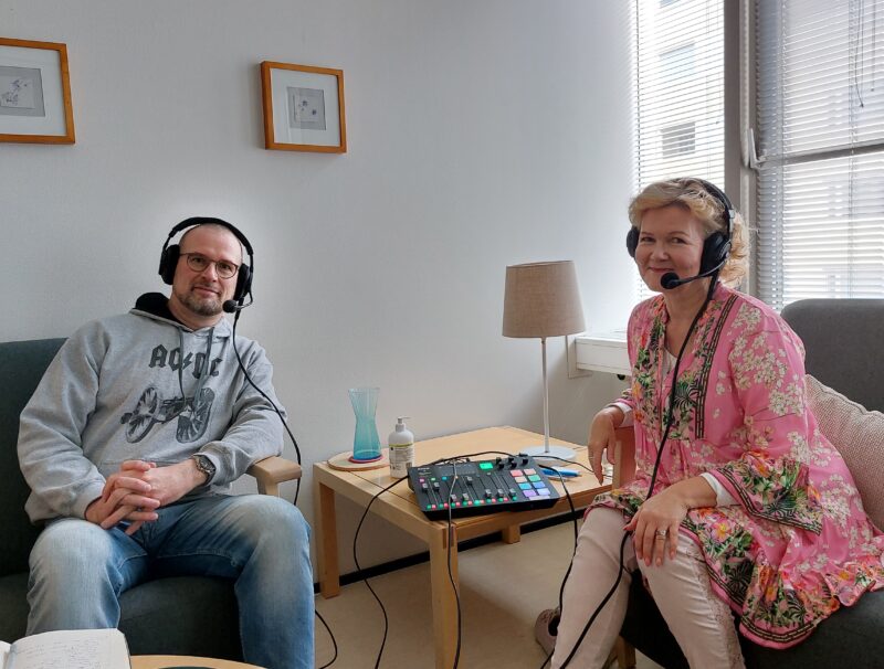 Juha Petterson ja Paula Mäkelä nauhoittamassa podcasteja.