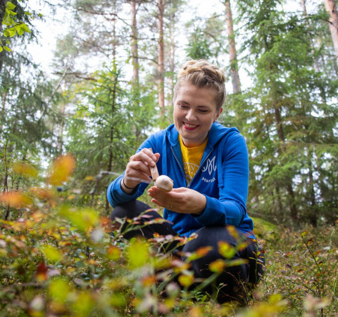 Nainen metsässä