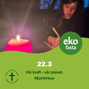 En flicka sitter och skriver i ett mörkt rum. I förgrunden finns ett tänt ljus. Texten 22.3 Vår kraft – vår planet. #EartHour.