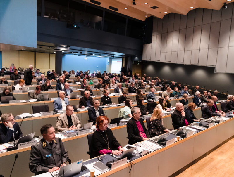 Kirkolliskokous koolla. Näkymä edustajista salissa.