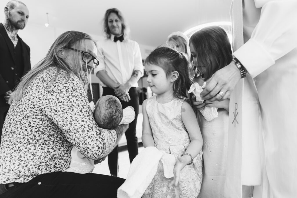 Bebisen i fadderns famn.