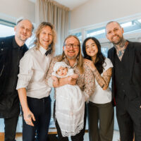 Kastetilaisuudessa Jukka ja Chachi Hildén sekä lapsen kummit.