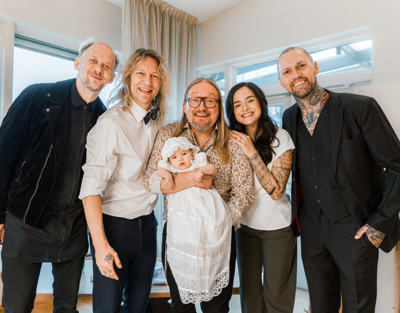 Jukka och Chachi Hildén tillsammans med yngsta barnet och dess faddrar.