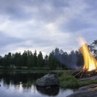 Juhannuskokko järven rannalla.